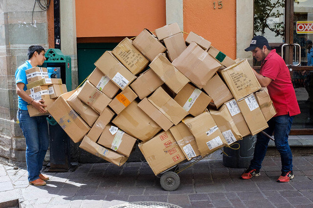 Mucha cajas en una carretilla