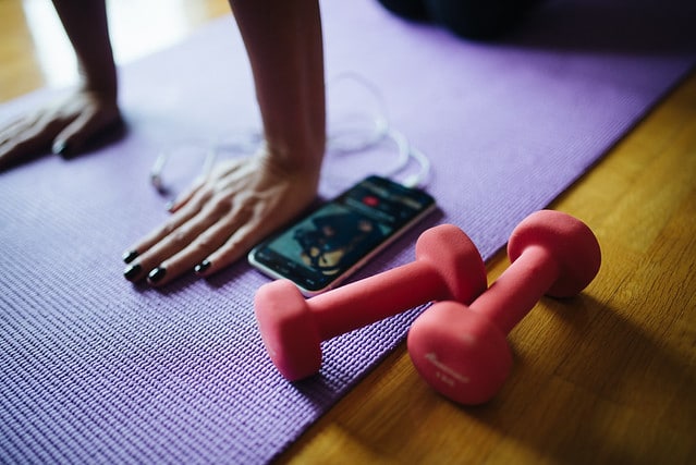 Mujer haciendo ejercicio en casa